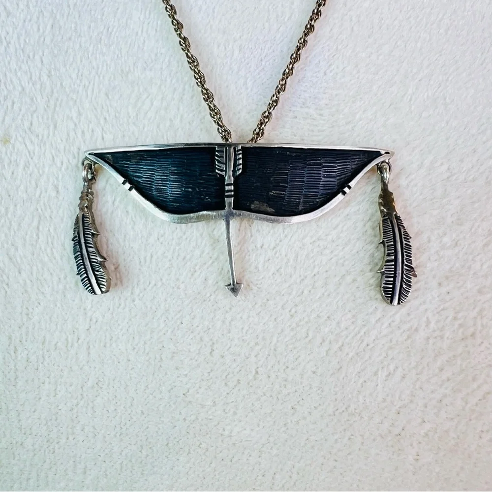 NATIVE AMERICAN STERLING SILVER COLLAR NECKLACE SIGNED BOW ARROWS FEATHERS